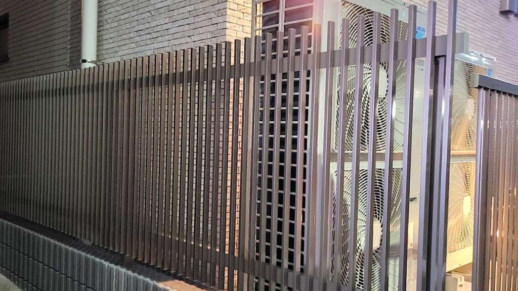 室外機置き場　フェンス
